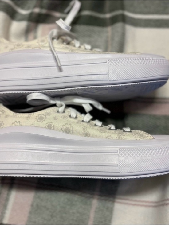 Converse Cream Floral Low Top Sneakers - Picture 5 of 9